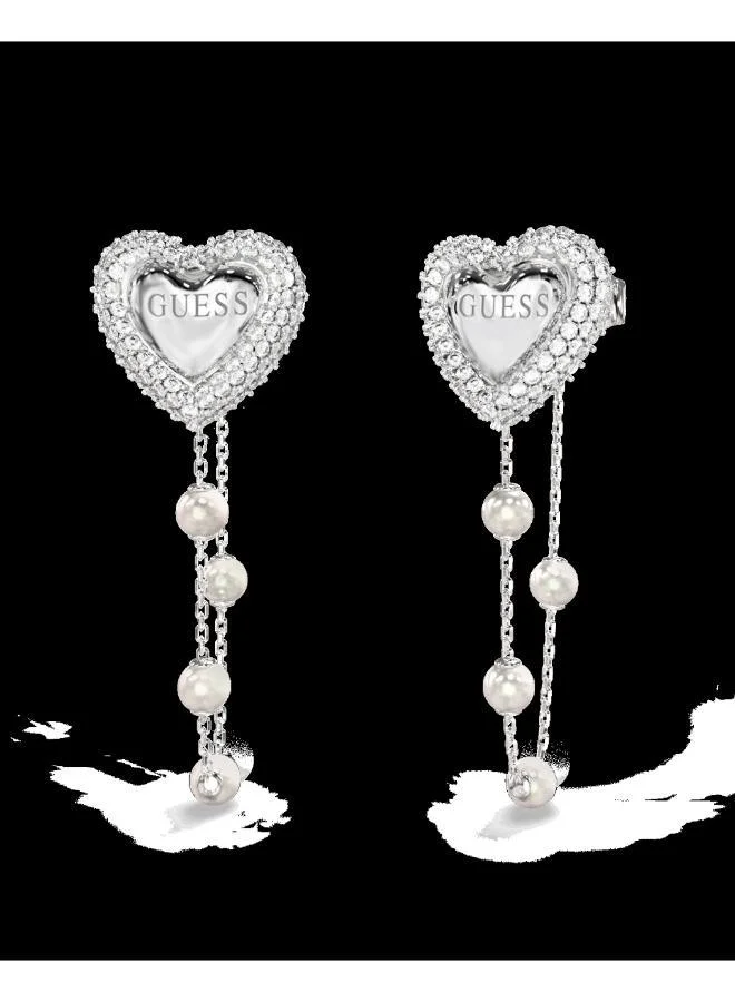 جس أقراط متدلية بسلسلة لؤلؤ